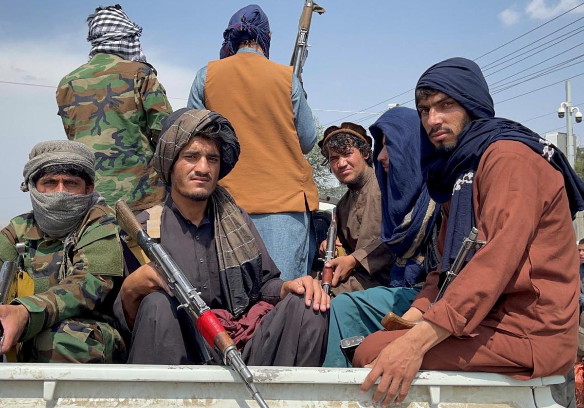 Fuerzas talibanes patrullan por una calle de Kabul.