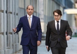 Carlos Neira (izquierda), abogado de Alberto González Amador, a su llegada al Tribunal Supremo