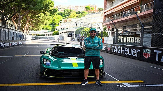 Fernando Alonso conduce el Aston Martin Valhalla en su debut dinámico