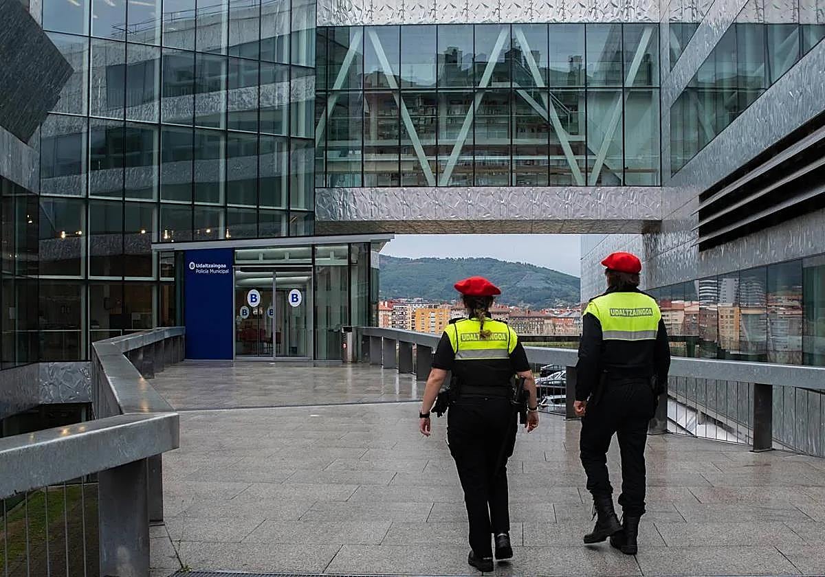 Dos agentes de la Ertzaintza.