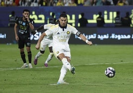 Cristiano Ronaldo lanza un penalti.