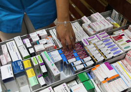 Envases de medicamentos en una oficina de farmacia