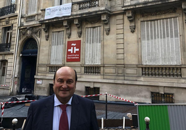 El expresidente del EBB, Andoni Ortuzar, posa ante el palacete de la Avenida Marceau.