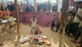 Un joven revisa el paquete con los alimentos antes de dejar el centro de reparto.