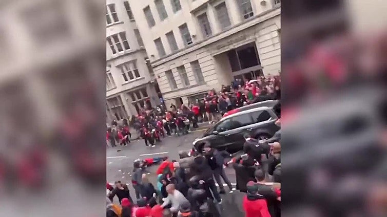 Al menos 47 heridos al arrollar un coche a hinchas del Liverpool en plena celebración