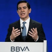 Bruselas no ve motivos para que el Gobierno bloquee la opa de BBVA y vigila que su decisión se ajuste a la ley