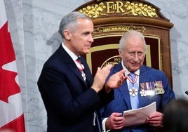 El primer ministro canadiense, Mark Carney, aplaude mientras el Rey Carlos III pronuncia su discurso desde el Trono en el Senado de Canadá.