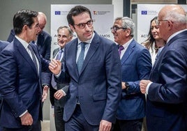 El presidente de BBVA, Carlos Torres, el ministro de Economia, Carlos Cuerpo, y el presidente del Banco Sabadell, Josep Oliu.