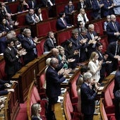 Los diputados aplauden en la Asamblea Nacional francesa la aprobación del proyecto de ley sobre la eutanasia.