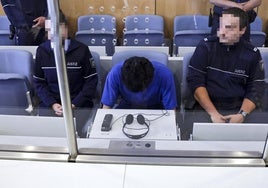 El acusado Issa al H., cabizbajo, en la sala de la Audiencia Superior de Düsseldorf donde está siendo juzgado.