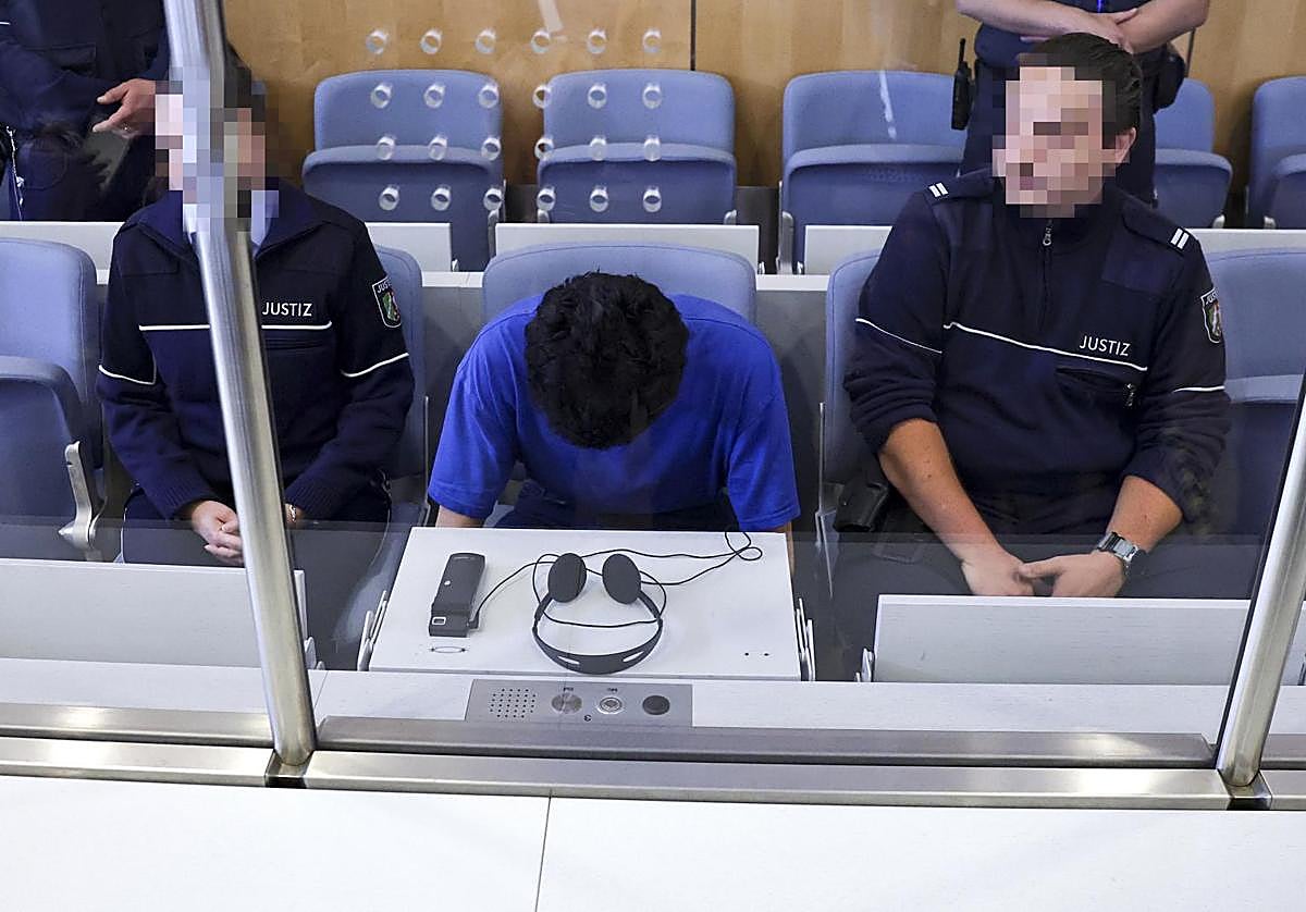 El acusado Issa al H., cabizbajo, en la sala de la Audiencia Superior de Düsseldorf donde está siendo juzgado.