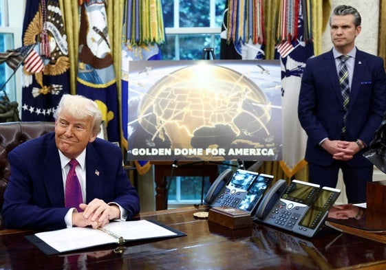 El presidente estadounidense, Donald Trump, y el jefe del Pentágono, Pete Hegseth, durante la presentación del proyecto de escudo antimisiles bautizado como 'Cupula Dorada'.