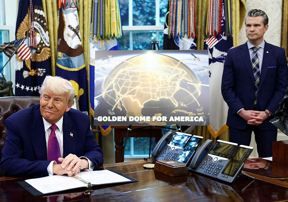 El presidente estadounidense, Donald Trump, y el jefe del Pentágono, Pete Hegseth, durante la presentación del proyecto de escudo antimisiles bautizado como 'Cupula Dorada'.