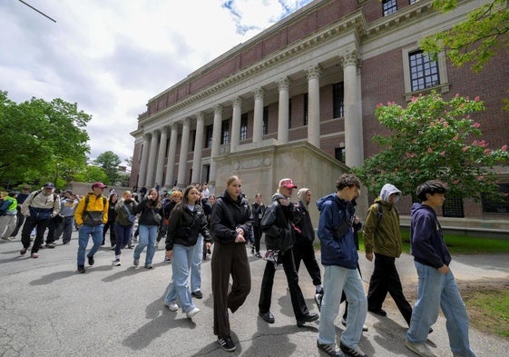 Un grupo de estudiantes canadienses recorre el campus de Harvard.
