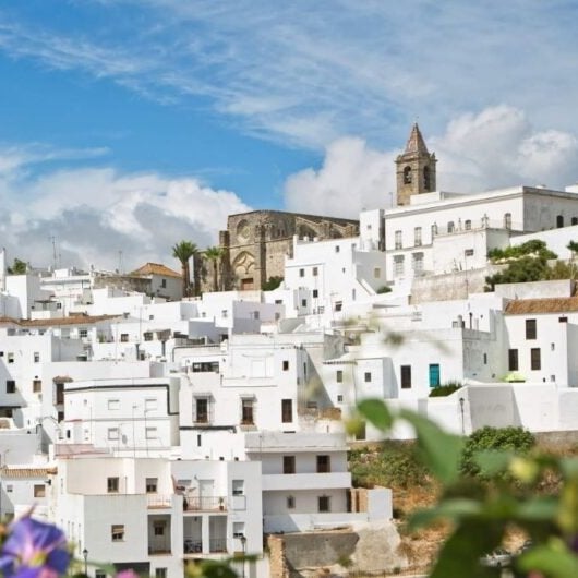 Uno de los pueblos con más encanto de Andalucía se llena de velas esta semana: está en Cádiz y es precioso