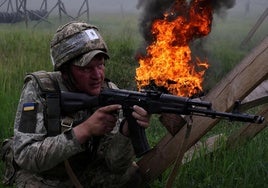 Reclutas ucranianos se entrenan en Zaporiyia.