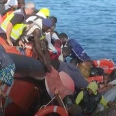 Las duras imágenes del vuelco del cayuco.