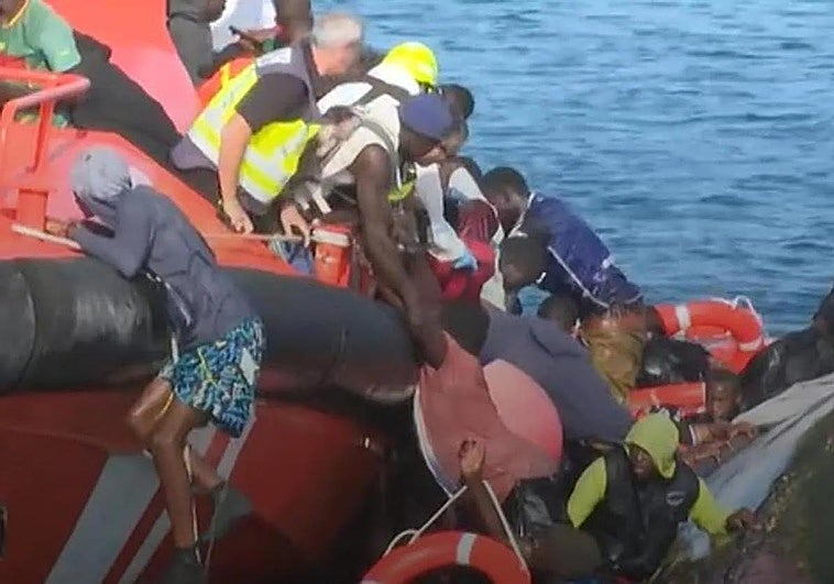 Las duras imágenes del vuelco del cayuco.