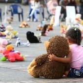 Una menor entre peluches