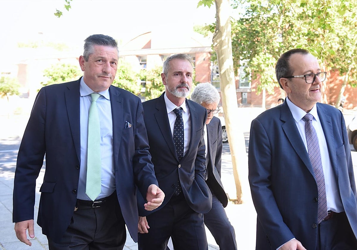 El presidente de Telefónica, Marc Mutra, en el centro, a su llegada a declarar a los Juzgados de Plaza de Castilla por el 'caso Begoña'