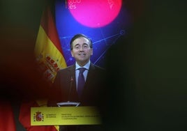 Albares reafirma el «compromiso irrenunciable» del Gobierno con el uso de las lenguas cooficiales y pide a Feijóo un pacto de Estado
