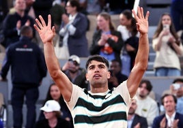 Carlos Alcaraz celebra su victoria ante Fabian Marozsan.