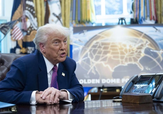 Donald Trump durante la presentación del escudo antimisiles, bautizado como 'Cupula Dorada' en el Despacho Oval.