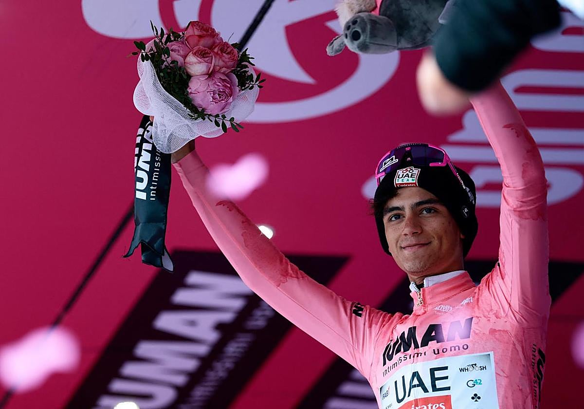 Isaac del Toro, con la maglia rosa de líder del Giro.