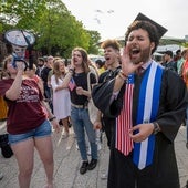Estudiantes americanos de Harvard se manifiestan a favor de los alumnos extranjeros.