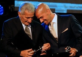 Juan Ramón Verón, junto a su hijo, Juan Sebastián Verón, en una fotografía de 2014.