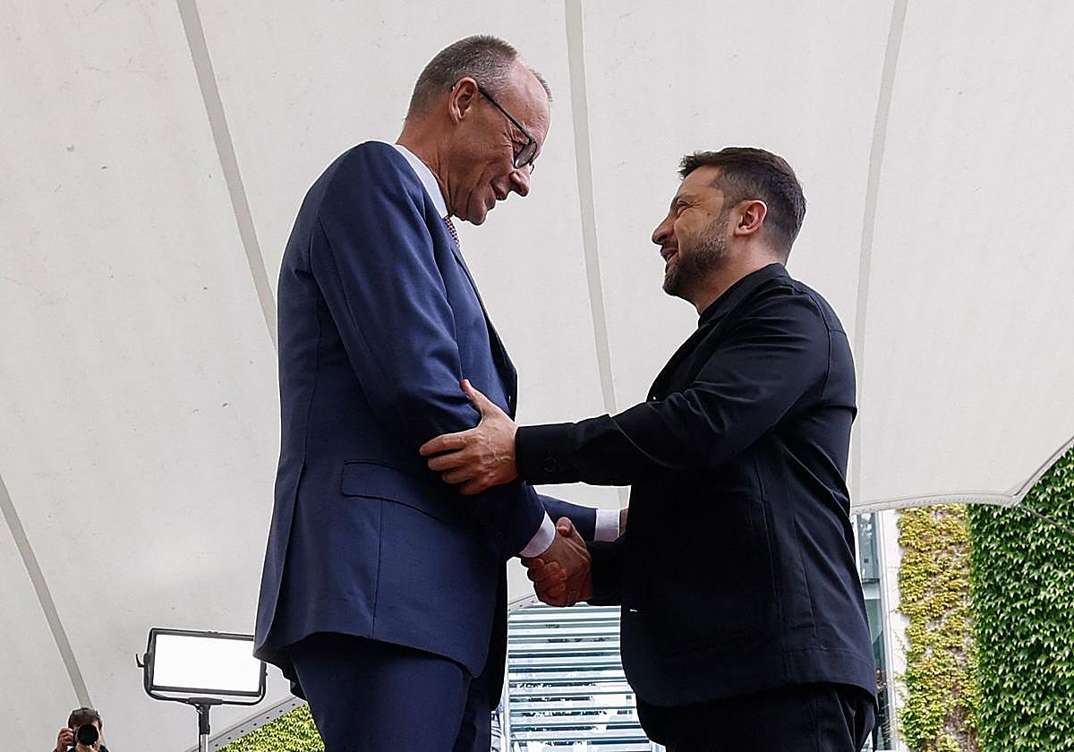 El canciller alemán, Friedrich Merz, saluda al presidente de Ucrania, Volodímir Zelenski.