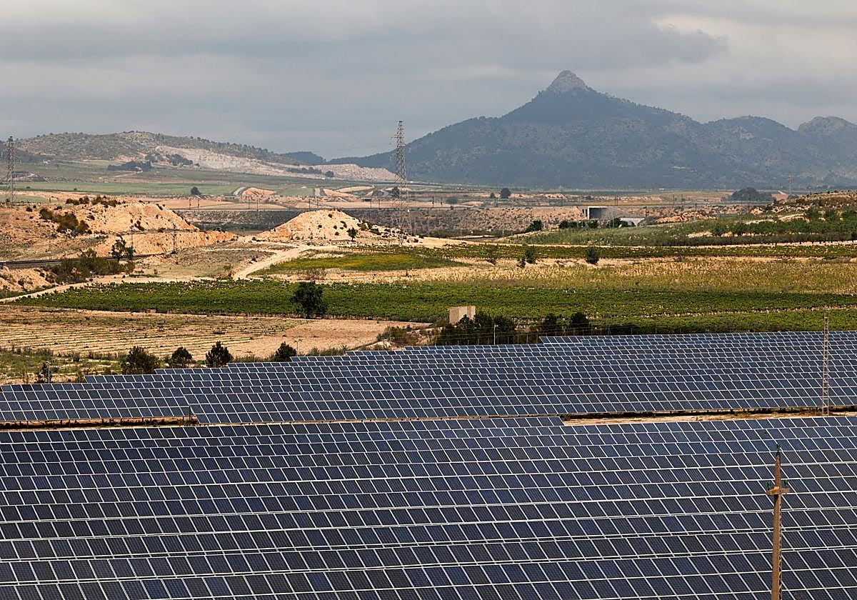 Vista de una planta de energía solar tras un gran apagón en la Península Ibérica el 28 de abril, en Caudete, Albacete