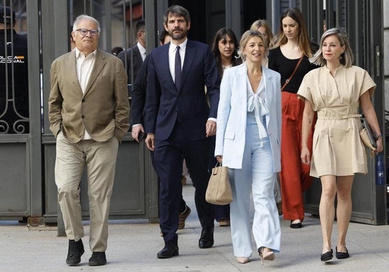 Yolanda Díaz junto a miembros del grupo parlamentario de Sumar.