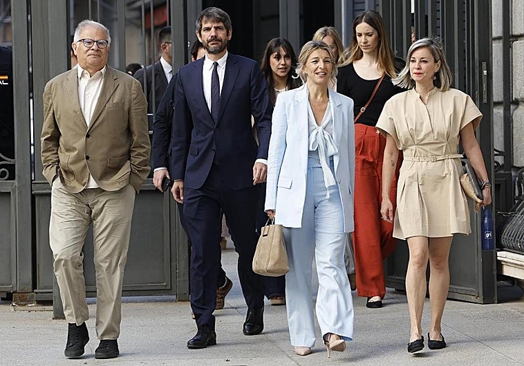 Yolanda Díaz junto a miembros del grupo parlamentario de Sumar.