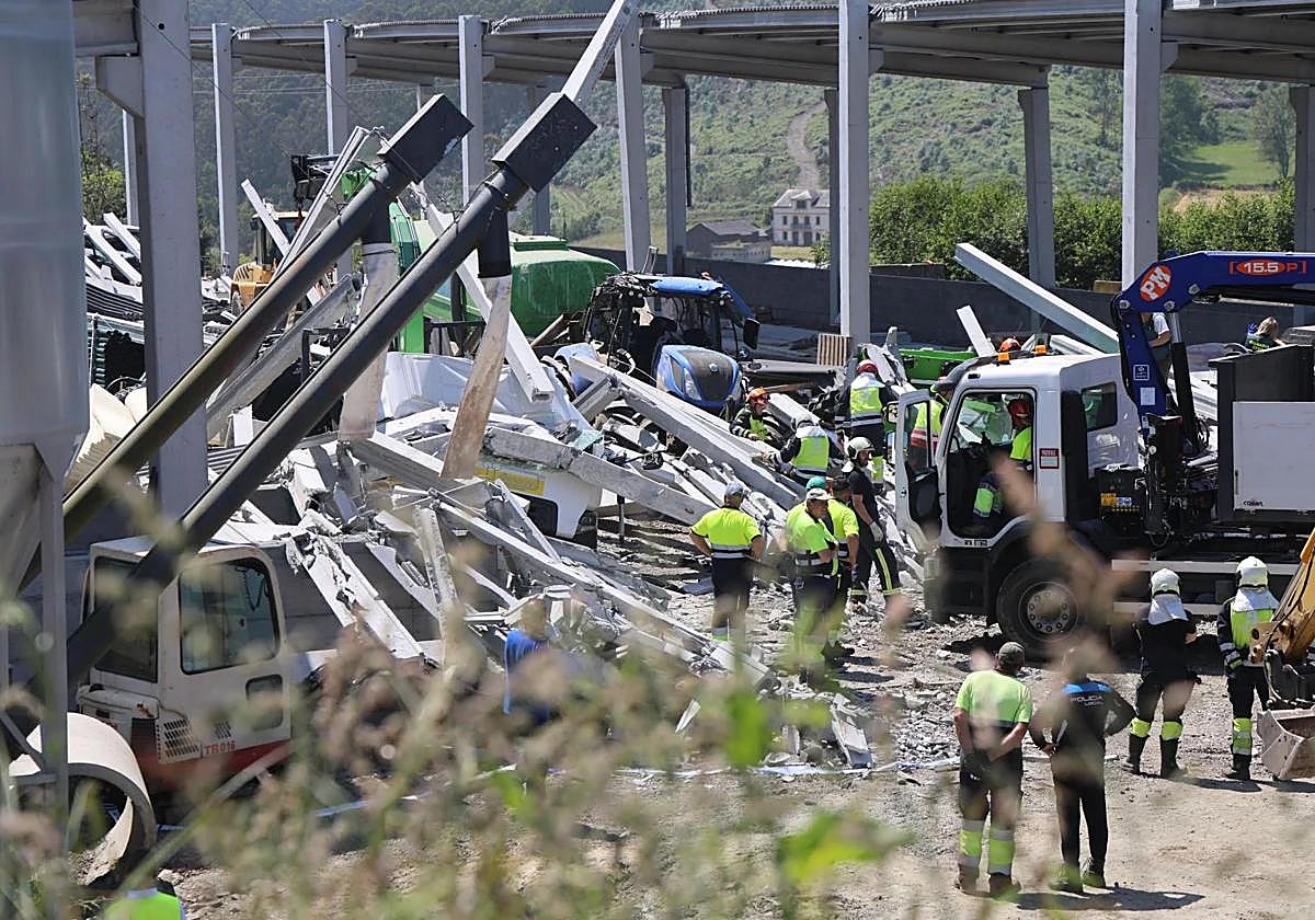 Así ha quedado la nave donde se produjo el accidente en Coaña.