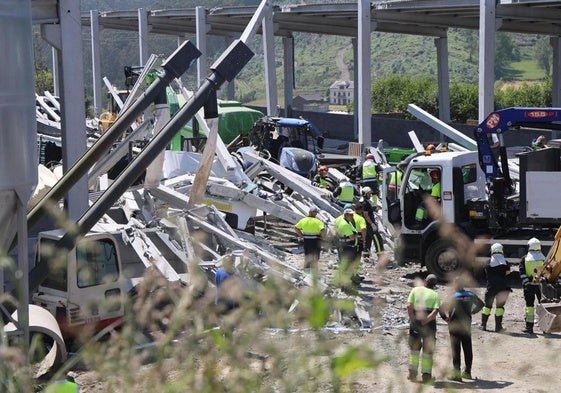 Tres muertos y tres heridos graves al derrumbarse una nave en construcción en Asturias