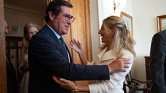 La CEOE carga contra la «manipulación» de Díaz y pide a los partidos frenar la reducción de la jornada