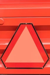 Precaución al ver esta señal en la parte trasera de un vehículo
