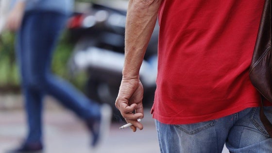 Sanidad amplía en su ley antitabaco el veto al humo en discotecas al aire libre y campus universitarios