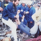 Voluntarios y agentes retiran a los fallecidos en la tragedia de Heysel.