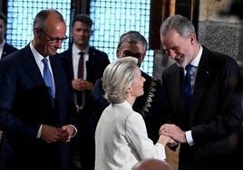 Felipe VI felicita a Ursula von der Leyen tras ser galardonada este jueves con el premio Carlomagno.