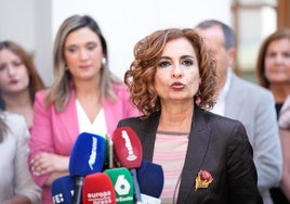 La secretaria general del PSOE-A, María Jesús Montero atiende a los medios de comunicación este jueves en Sevilla.