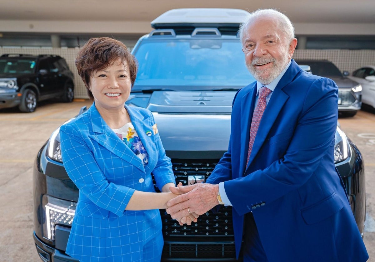 BYD and Brazil's presidents, Stella Li and Luiz Inácio Lula, during the plant announcement