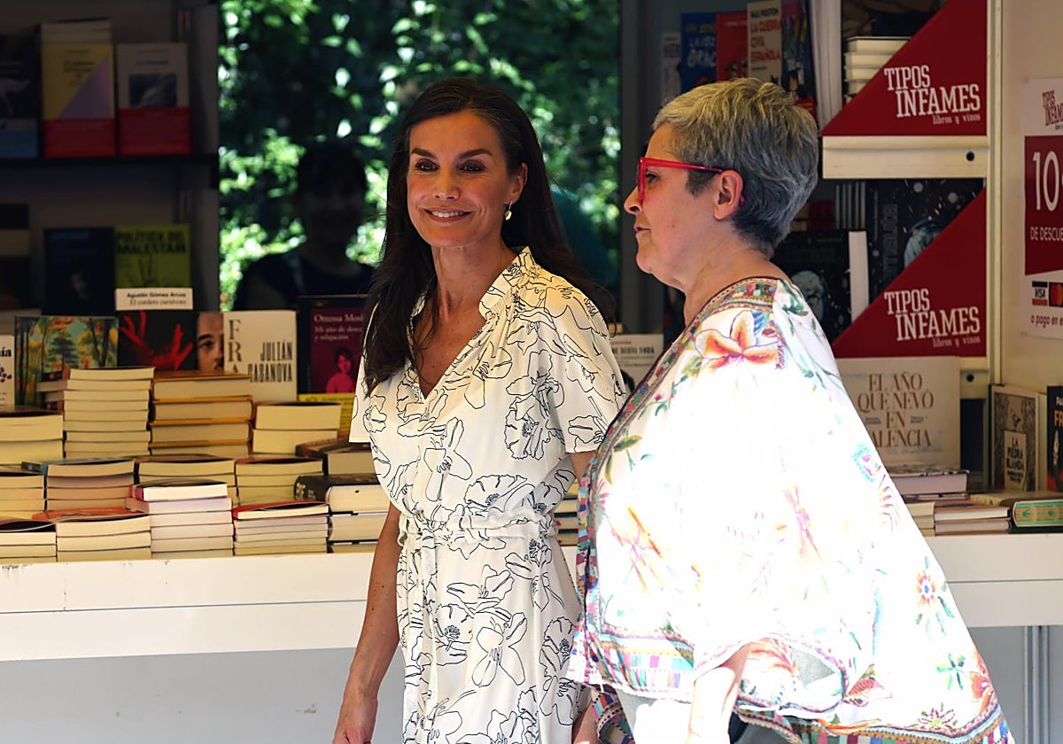 La reina Letizia y Eva Orúe, directora de la Feria del Libro de Madrid, este viernes en el Parque del Retiro.