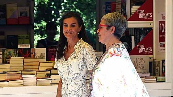 La reina Letizia inaugura la Feria del Libro de Madrid, que cierra esta tarde ante la «alerta roja» por calor