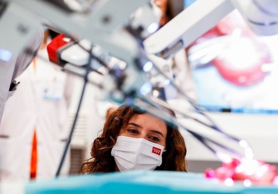 Isabel Díaz Ayuso en un centro médico