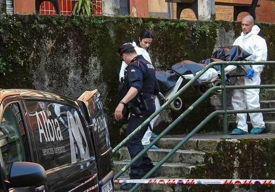 Los servicios funerarios trasladan los cuerpos de la menor y su padre.