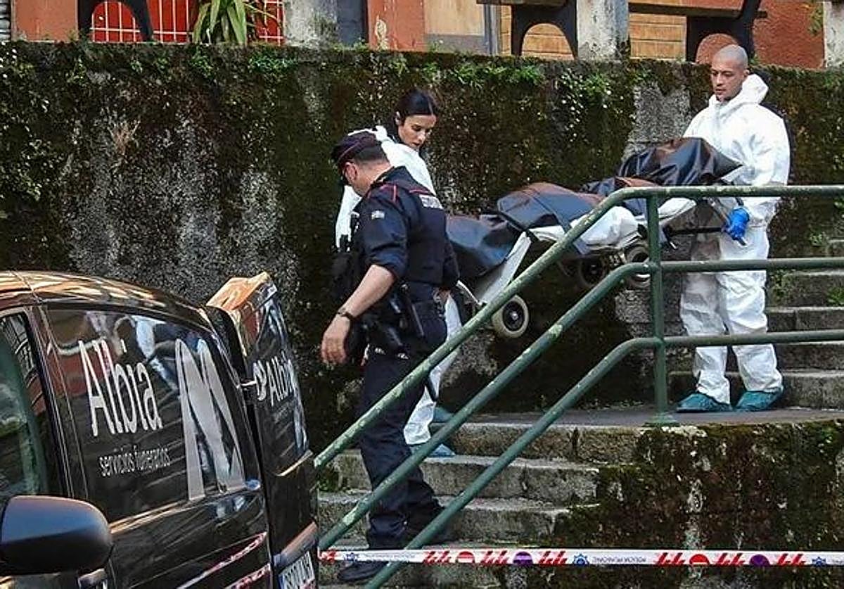 Los servicios funerarios trasladan los cuerpos de la menor y su padre.