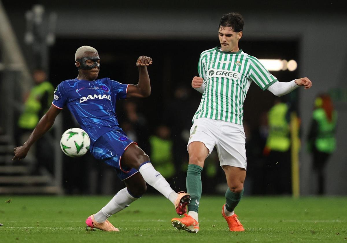 Johnny Cardoso (right), with Chelsea player Moises Caicedo, during the Conference final.