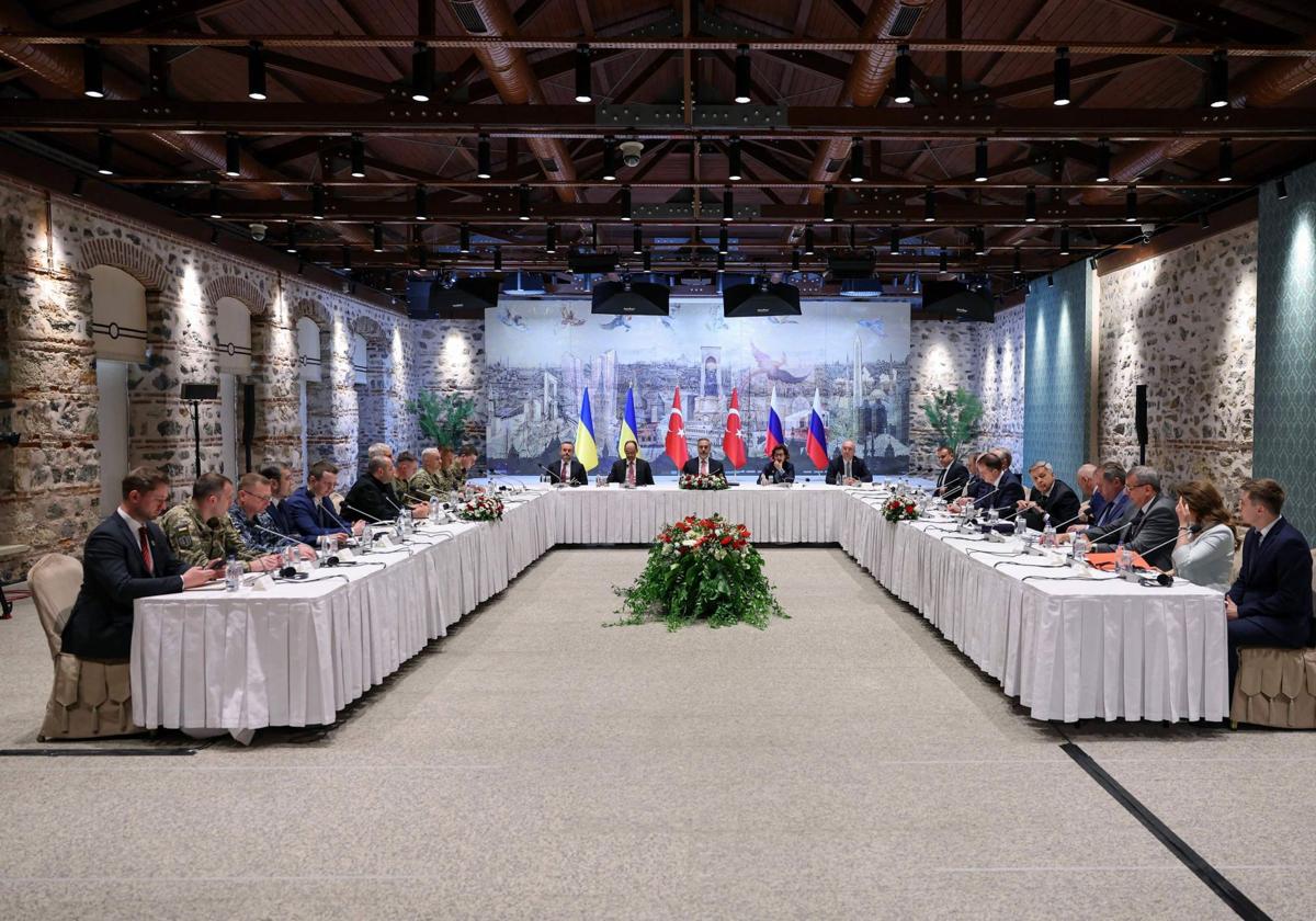 Las delegaciones de Rusia y de Ucrania en la primera cumbre en Estambul.